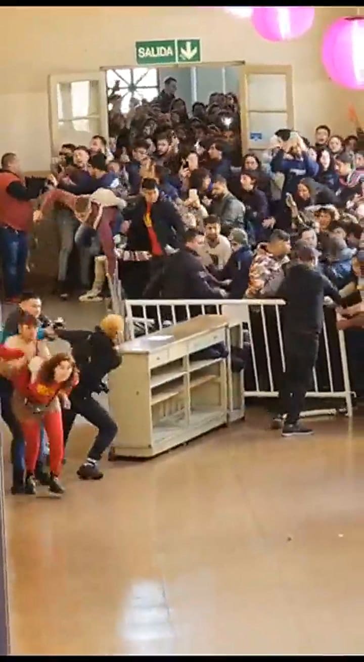 Batalla campal en la Facultad de Derecho por una asamblea