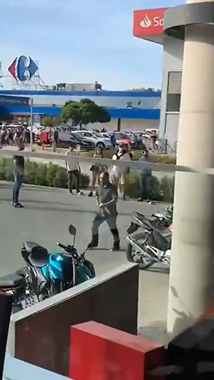 Tras la pelea, el momento en que un hombre abandona Kansas con dos cuchillos