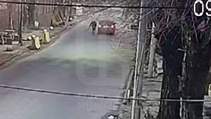 Intentó robar 4 autos a punta de pistola, en el cuarto iban policias encubiertos y lo detuvieron