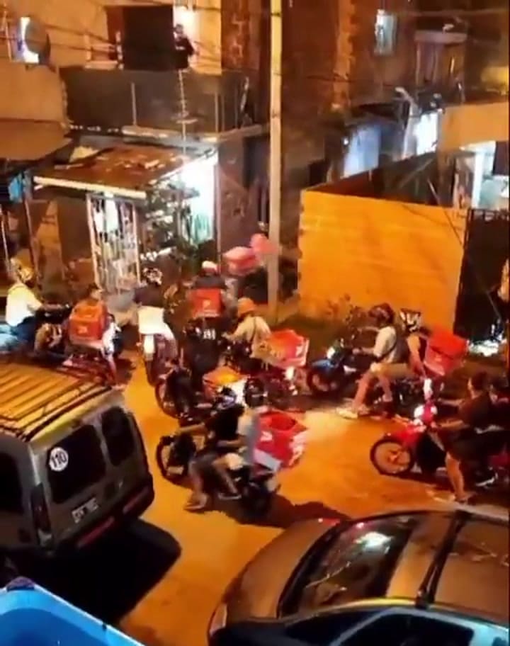 Deliverys ingresan a una villa en La Matanza para recuperar una moto