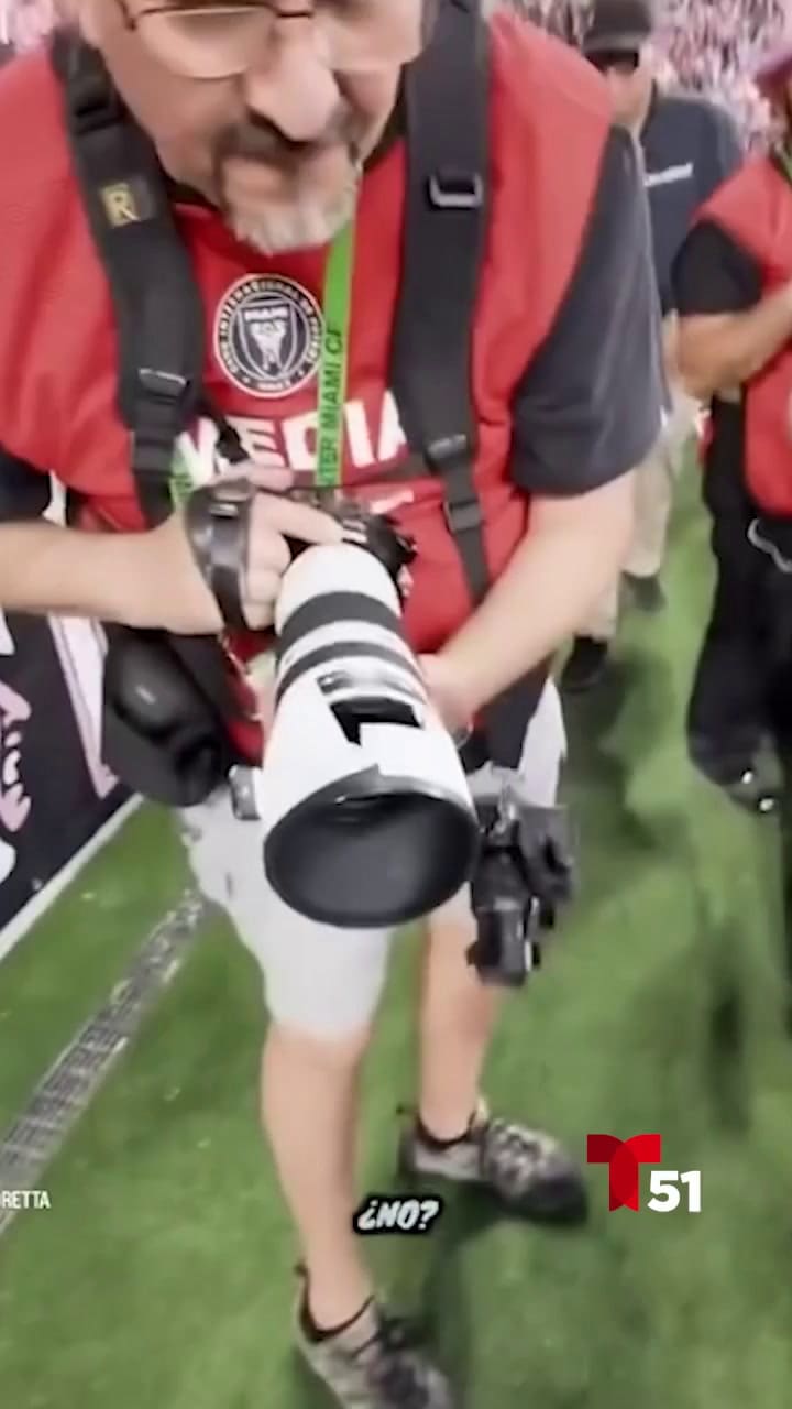 Un disparo desviado de Lionel Messi impactó accidentalmente la cámara profesional