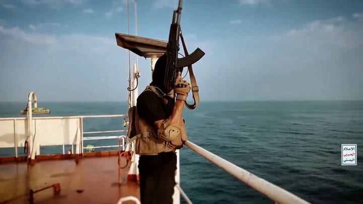 Los hutíes muestran el ataque a un buque en el Mar Rojo