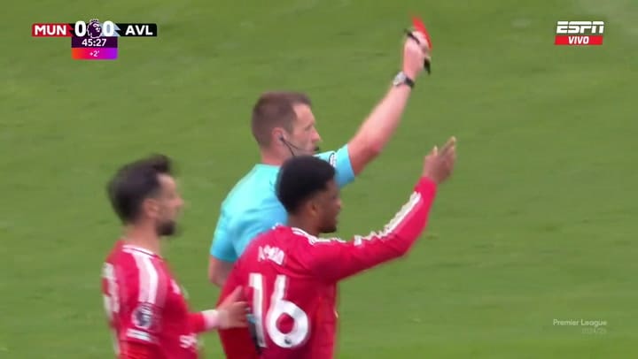 La expulsión de Dibu Martínez ante Manchester United