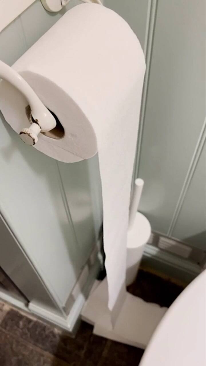 ¿Baño embrujado? El ‘aterrador’ momento en que un rollo de papel higiénico se desenrolla solo