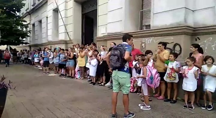 Protestas por suspensión de clases en La Plata