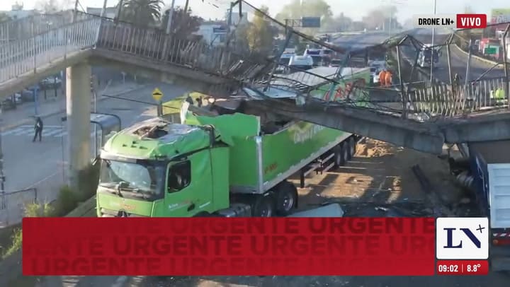 Colapsó un puente peatonal en Escobar