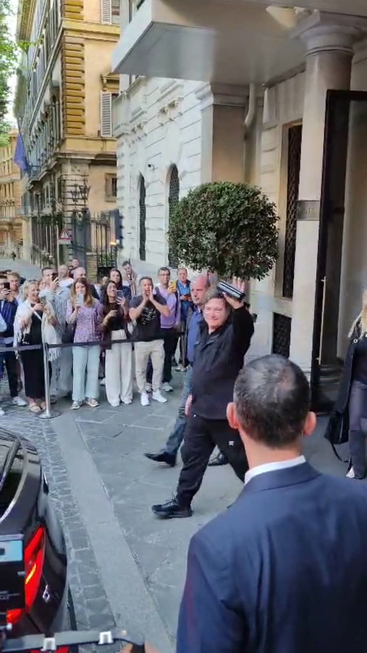 Copy of Milei sale del hotel en Roma rumbo al aeropuerto