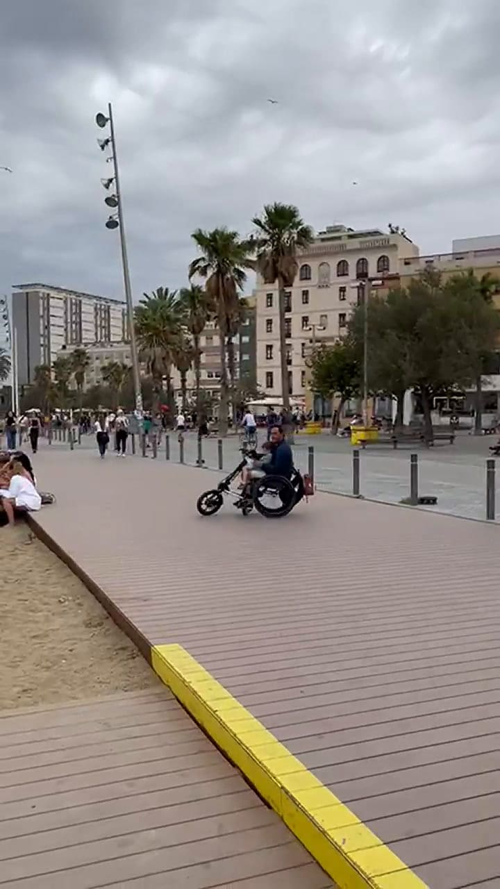 Mariano paseando junto a su hijo, Felipe