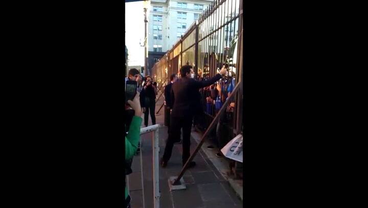 Wado de Pedro saludó a militantes que fueron a Plaza de Mayo