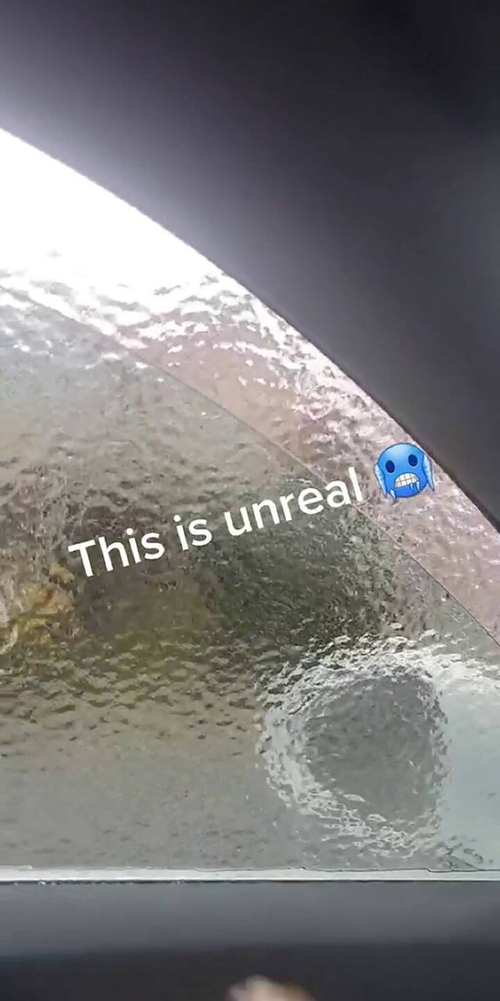 Un habitante de Seattle muestra una 'ventana' de hielo