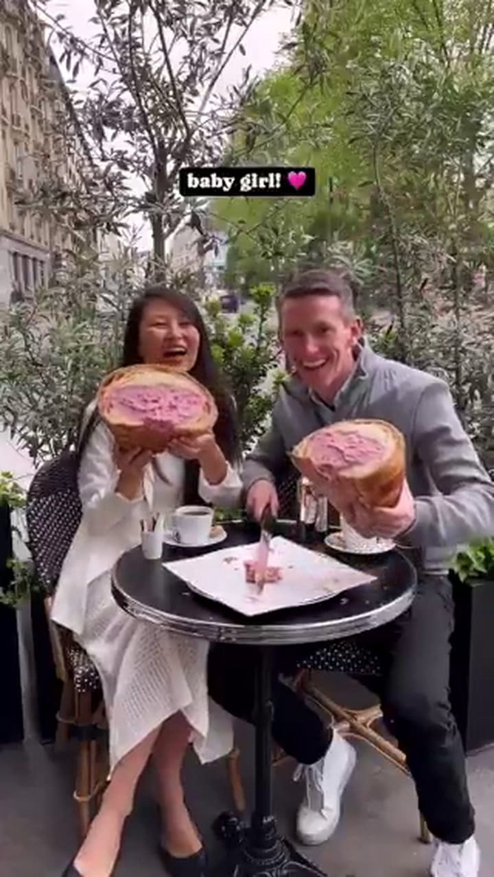 La pareja que eligió un croissant para revelar el sexo de su bebé