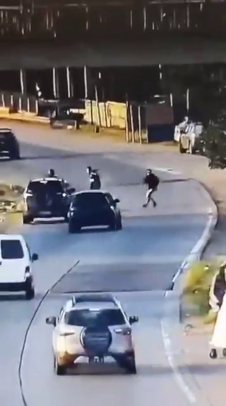 Las imágenes muestran cómo el delincuente fue atropellado y salió despedido varios metros