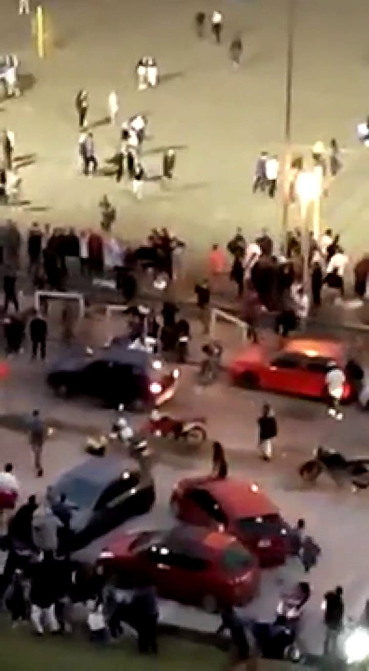 La agresión del auto de la familia visto desde otro auto - Fuente: YouTube