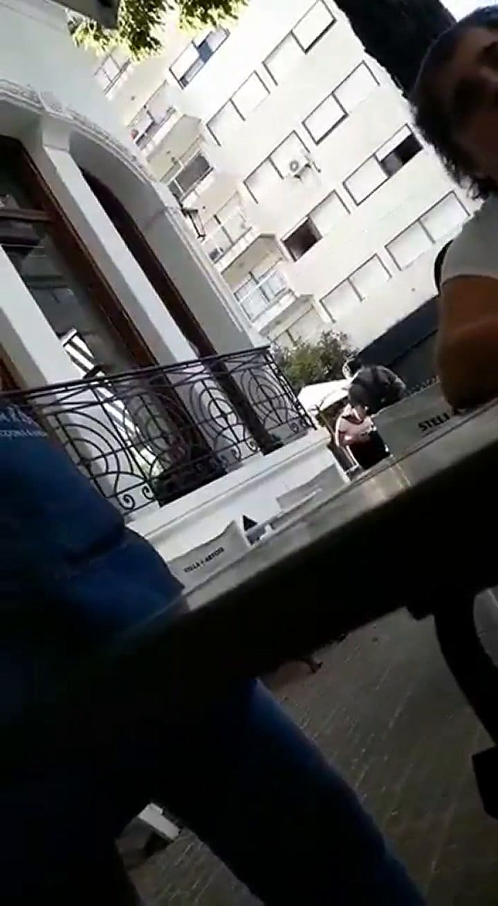 El insólito reclamo de una mujer a una mesera luego de negarse a mostrar su pase sanitario