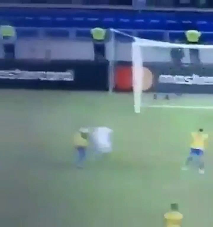 La imagen viral del penal de Dani Alves a Sergio 'Kun' Agüero que muestra la falta - Fuente: Twitter