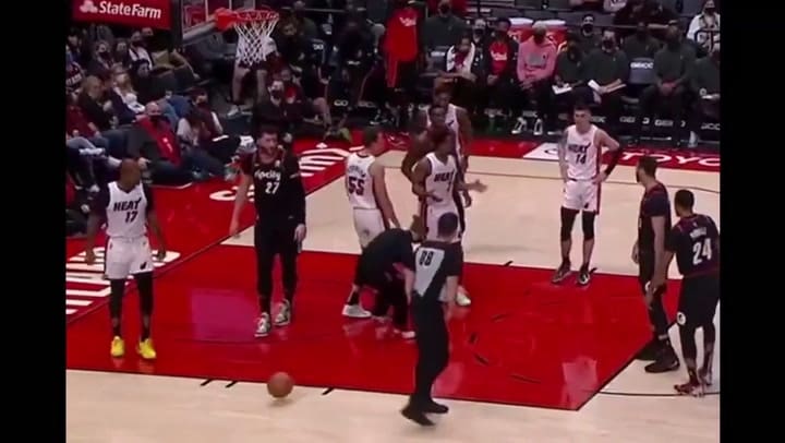 La insólita expulsión de Lowry