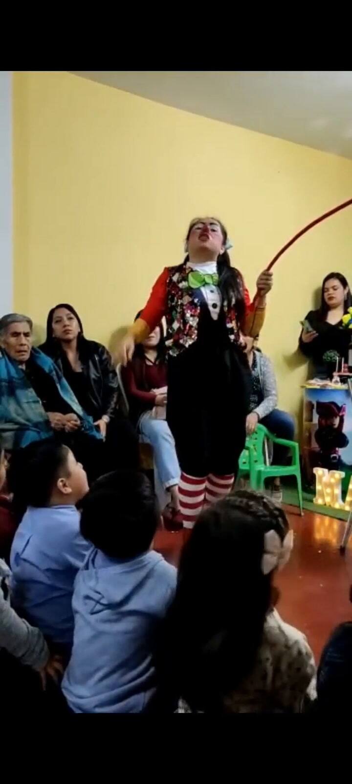 Un niño reveló la infidelidad de su papá en público