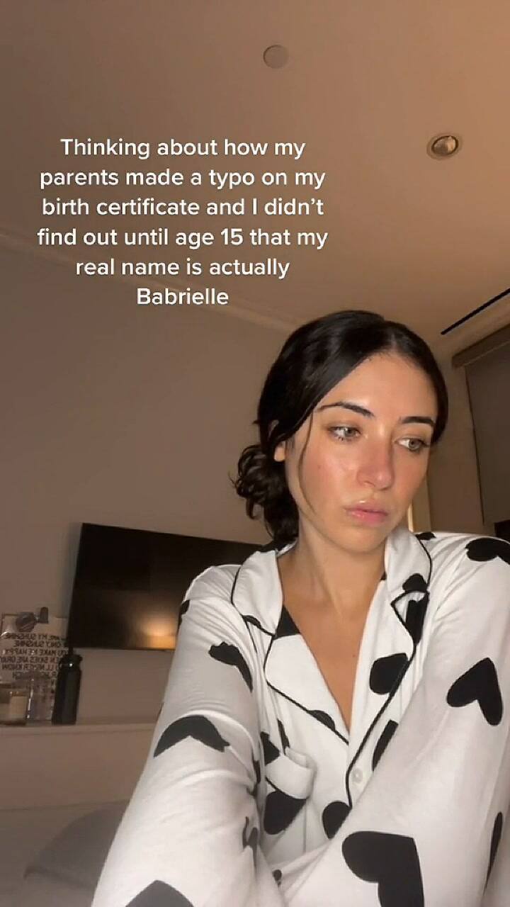 Una tiktoker contó cómo se dio cuenta de que sus papás tuvieron un error en su acta de nacimiento