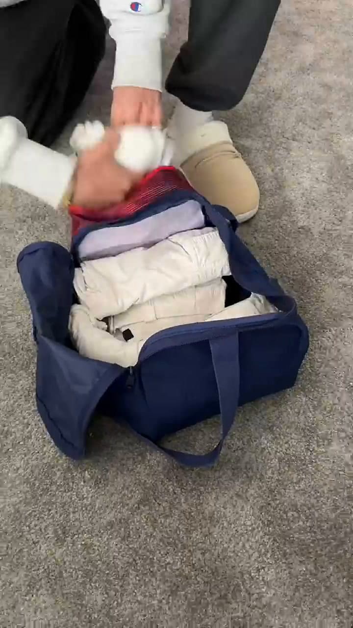 Un viajero experto evidenció un truco para llevar más artículos en el bolso sin pagar extra