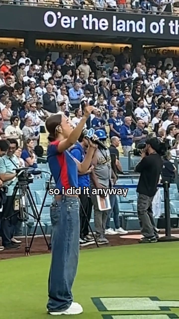 El momento en que la artista interpretó el himno de EE.UU. en español
