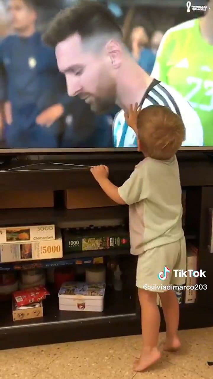 El tierno gesto de un niño al ver a Messi en la tele.