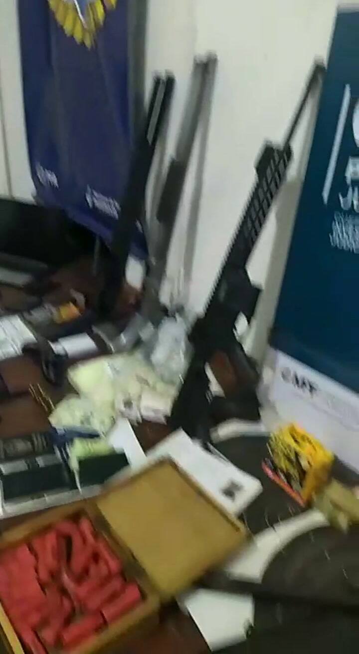 Detienen a un hombre con fusiles, ametralladoras y municiones en Colegiales