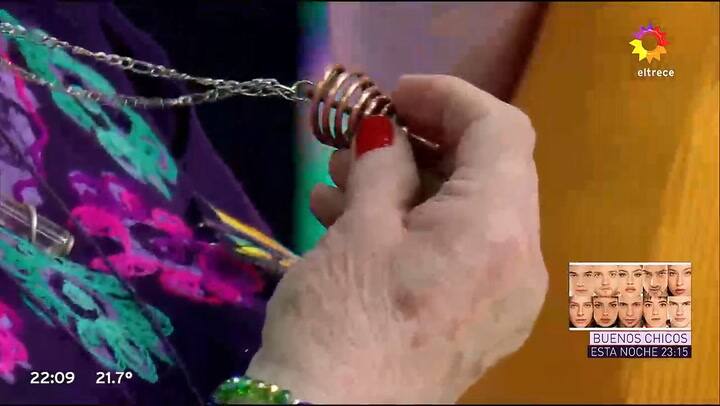 El exotico amuleto de Victoria en Los 8 escalones (eltrece)