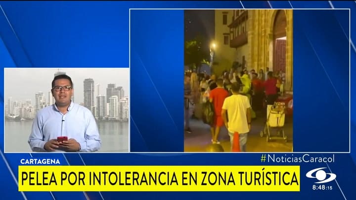 Dos imitadores de Michael Jackson se agarran a golpes en medio de una concurrida calle