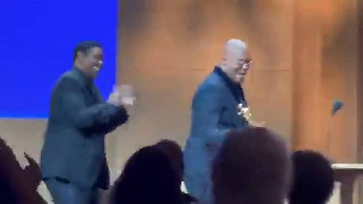 Denzel Washington le entregó el premio honorífico a Samuel Jackson
