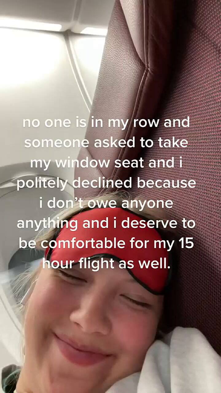 Una joven rechazó cederle un asiento a una persona en un vuelo; la chica buscaba su comodidad
