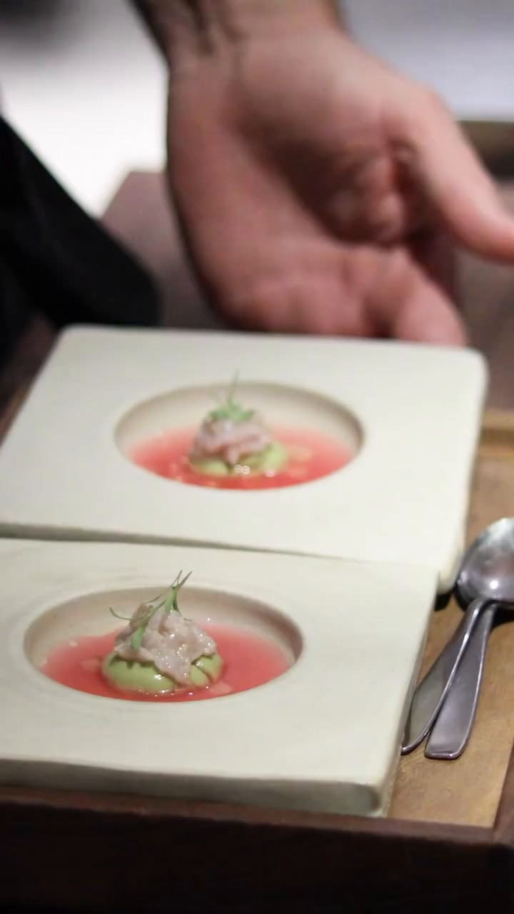 Un servicio en El Papagayo, restaurante del chef Javier Rodríguez. (Crédito: gentileza Javier Rodríguez)