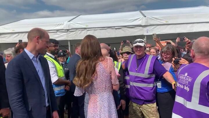 La reacción del príncipe William cuando Kate Middleton le hizo upa a un bebé en un evento