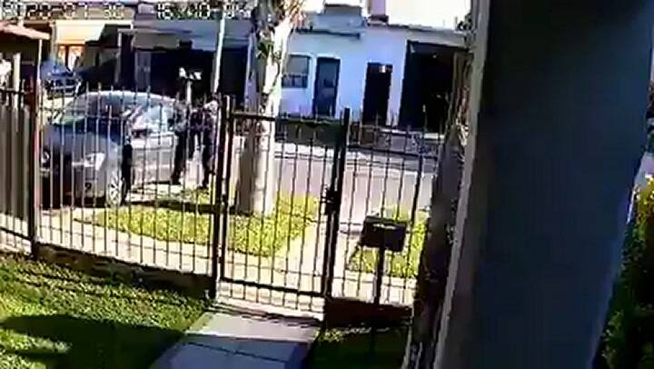 le robaron el auto en la puerta de la casa con su hijo adentro