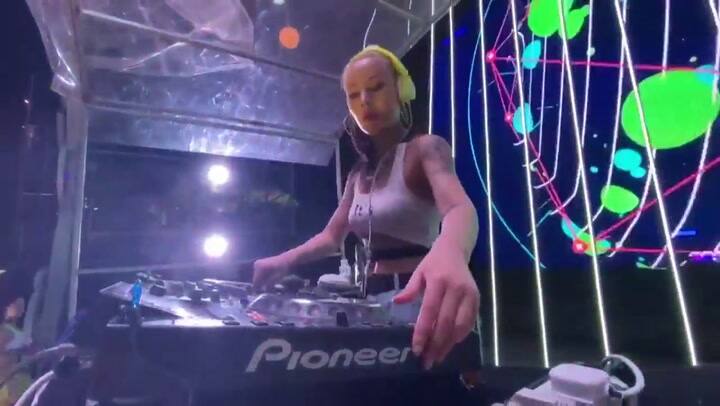 La impresionante megafiesta electrónica en una pileta de Wuhan - Fuente: AFP