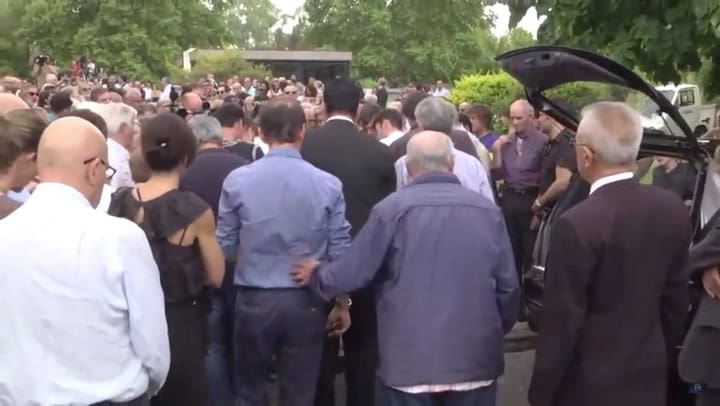 El aplauso para homenajear a Débora Pérez Volpin al llegar a Chacarita