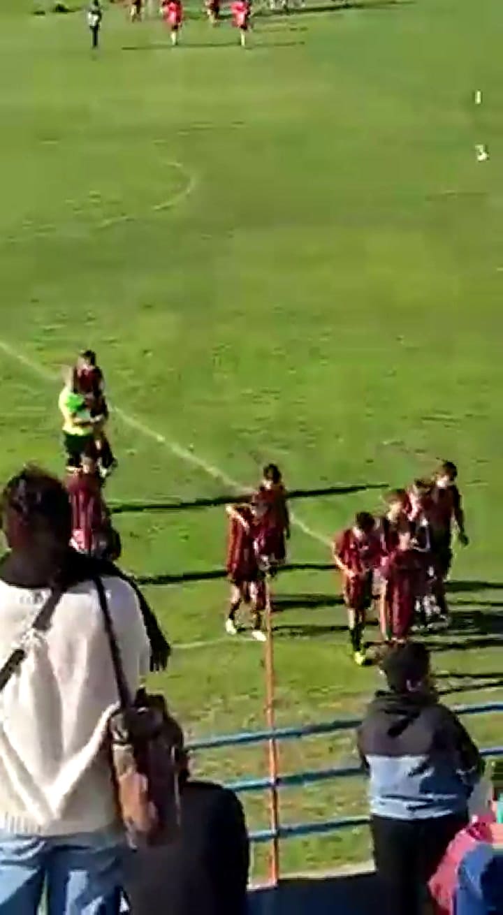 La emotiva imagen del árbitro que consuela a un jugador