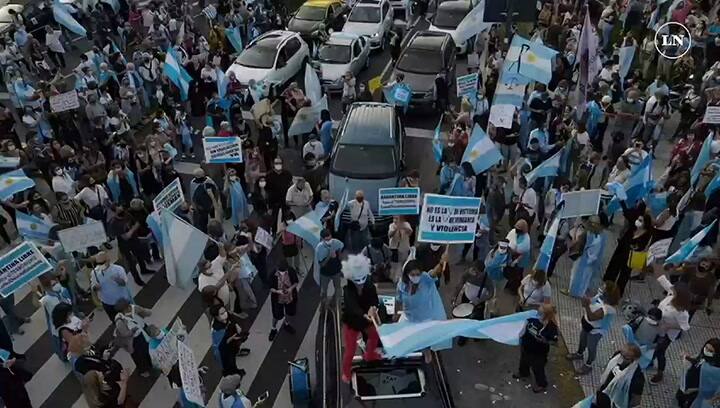 La marcha contra las restricciones desde el drone de LA NACION