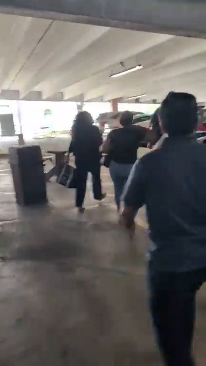Agentes de ICE sin uniforme detienen a un migrante cubano en Houston.mp4