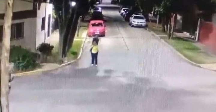 Vicente López: la sorprendió de atrás con una patada salvaje y la tiró al suelo