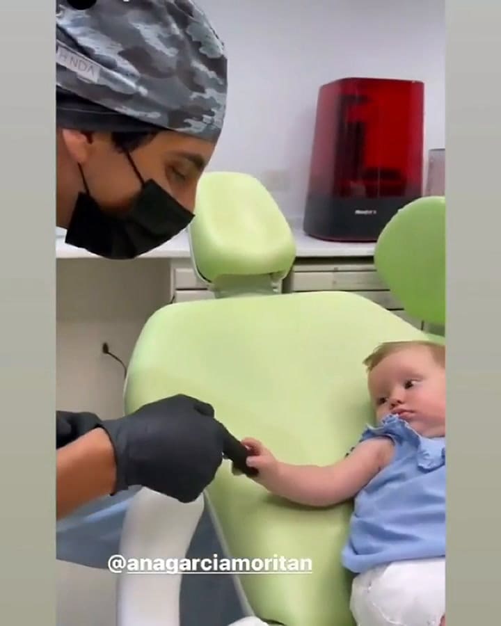 Pampita mostró a su hija en el odontologo