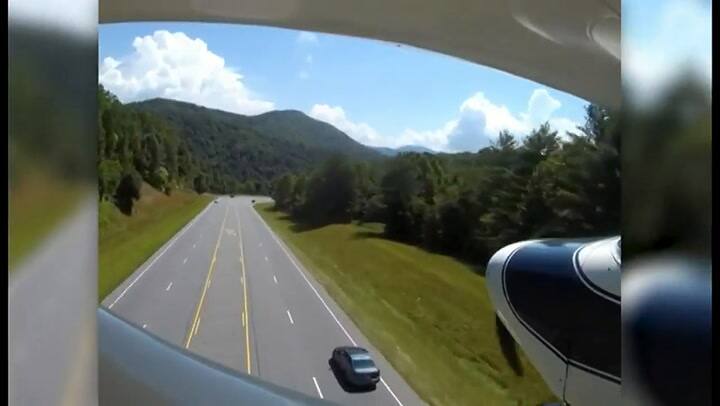 Un piloto logró un aterrizaje de emergencia en una carretera transitada en Carolina del Norte