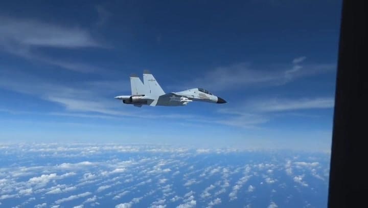 El tenso momento en que un jet chino se acerca a un avión estadounidense
