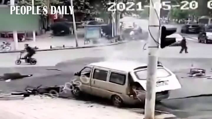 La impactante explosión que voló parte del asfalto