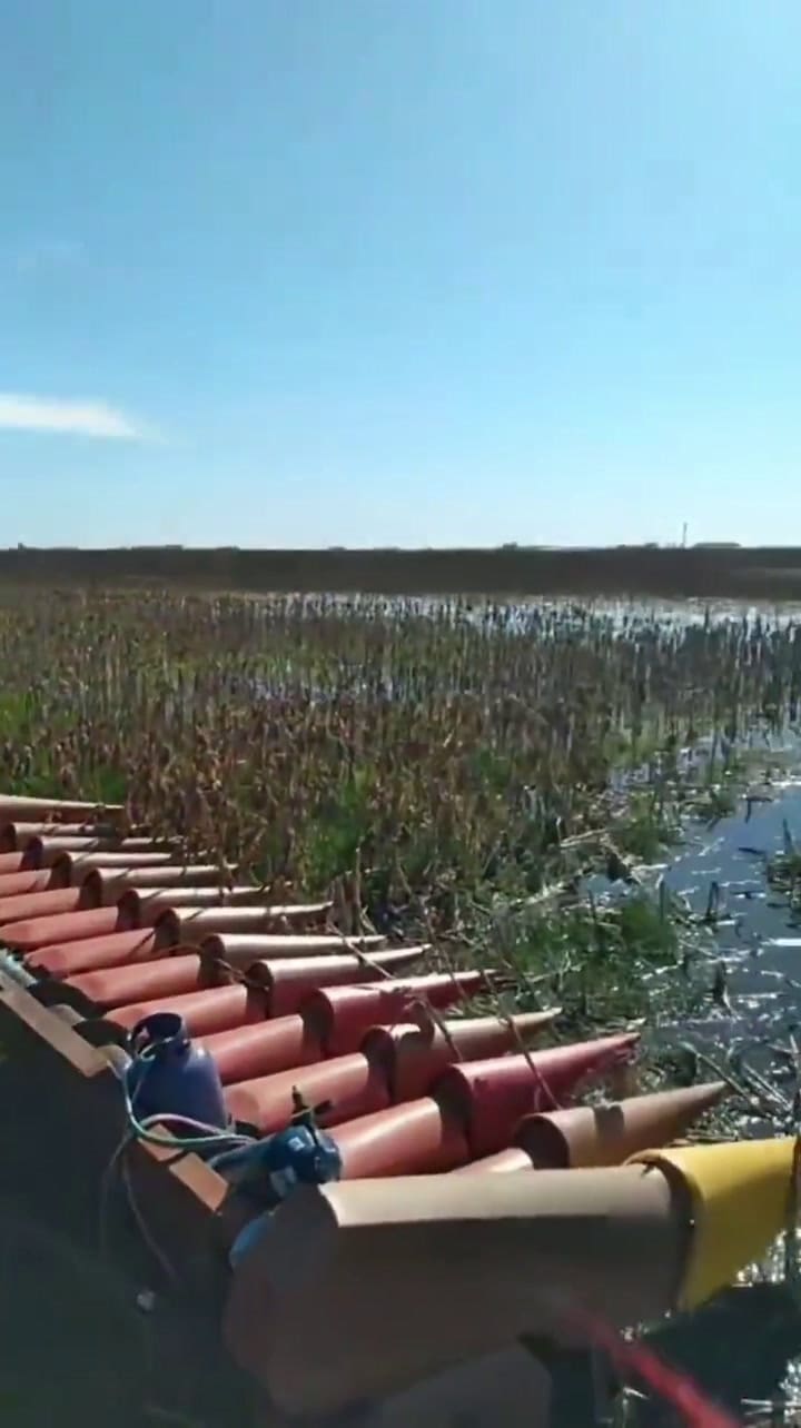 Máquina encajada en el campo