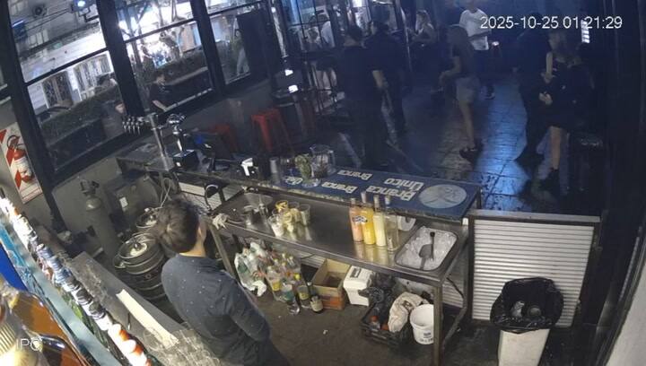 Cómo se vivió dentro del local el momento en el que comenzaron a romper los vidrios