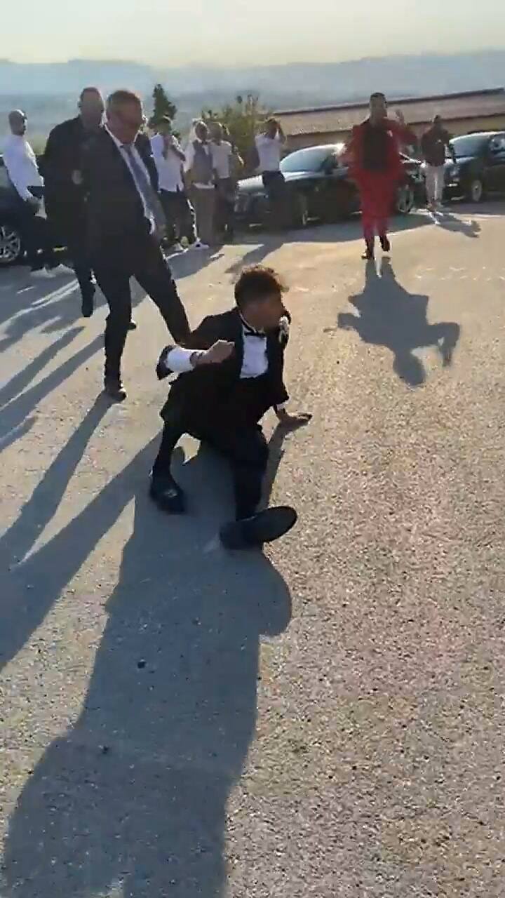 Novio se cae de la moto