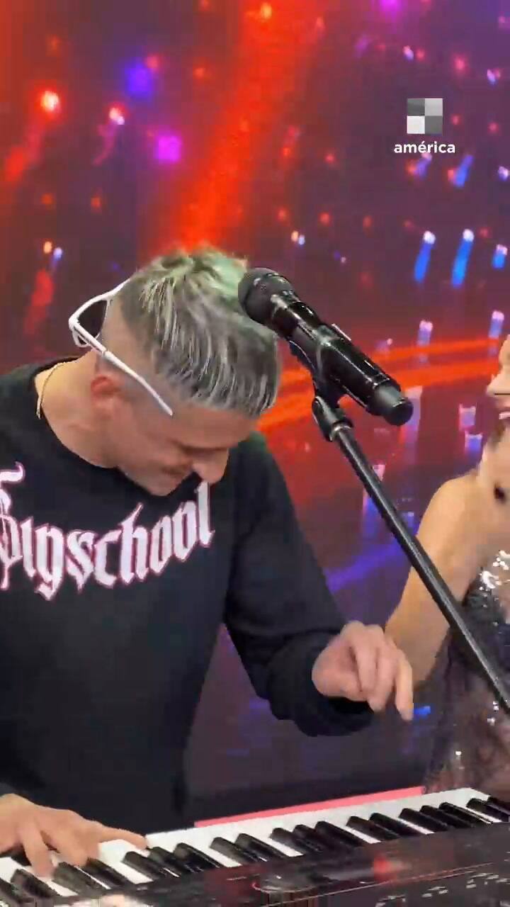 Pampita bailando al compás de Mati Teclas