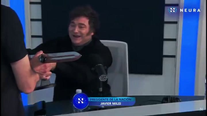 A Milei le regalaron la espada de Leono