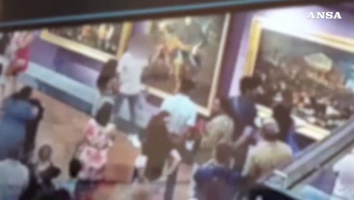 El momento en que el turista rompió la obra de arte