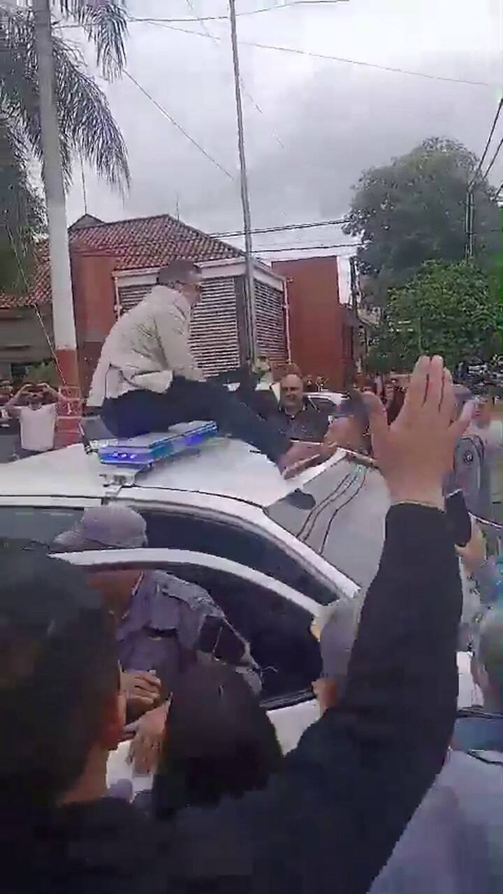 Un concejal se trepó a una patrulla y lo detuvieron: terminó descomponiéndose y fue “arrastrado” hasta un hospital 1